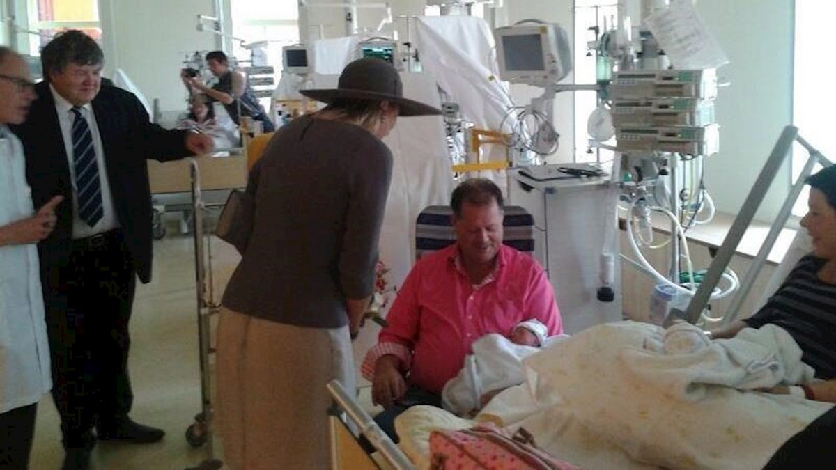 Koninklijk bezoek pasgeboren tweeling in Isala ziekenhuis Zwolle