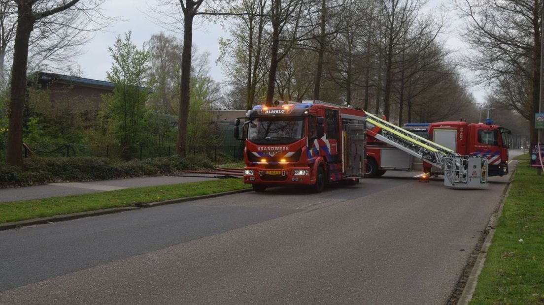 Brandweer blust brand in bijgebouw Vrije school