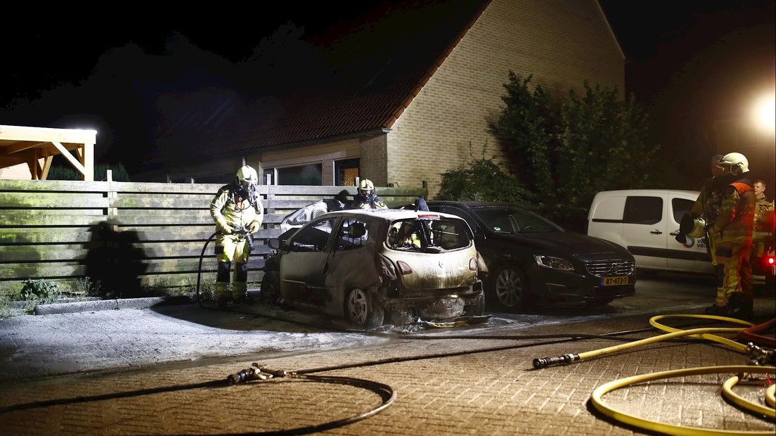In een woonwijk in Zwolle brandde een auto volledig uit