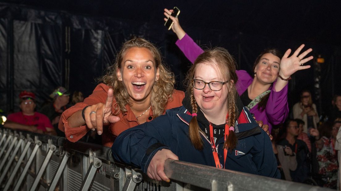 De feesttent was vanavond bomvol met bezoekers