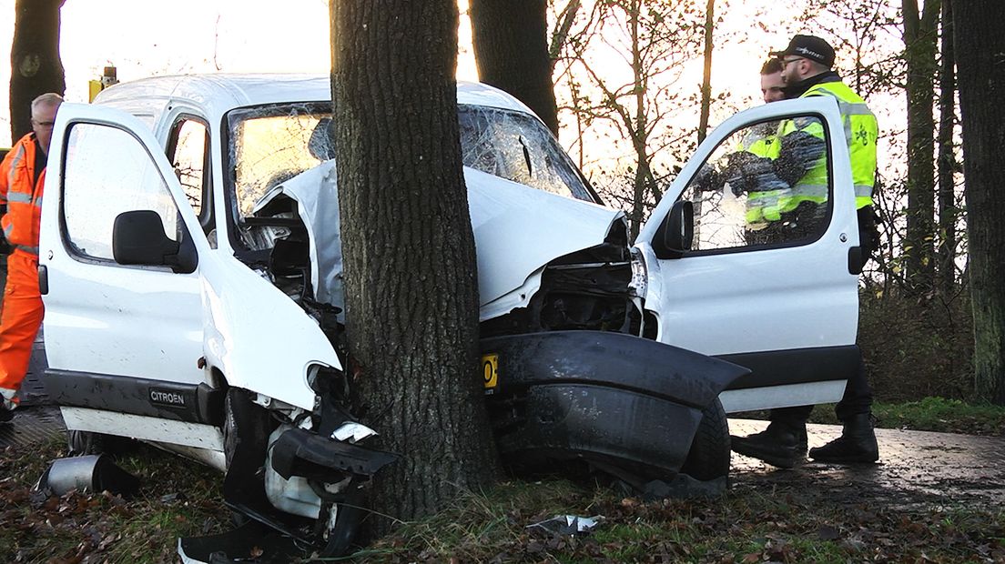 auto botst frontaal tegen boom in Wittelte (Rechten: persbureau Meter)