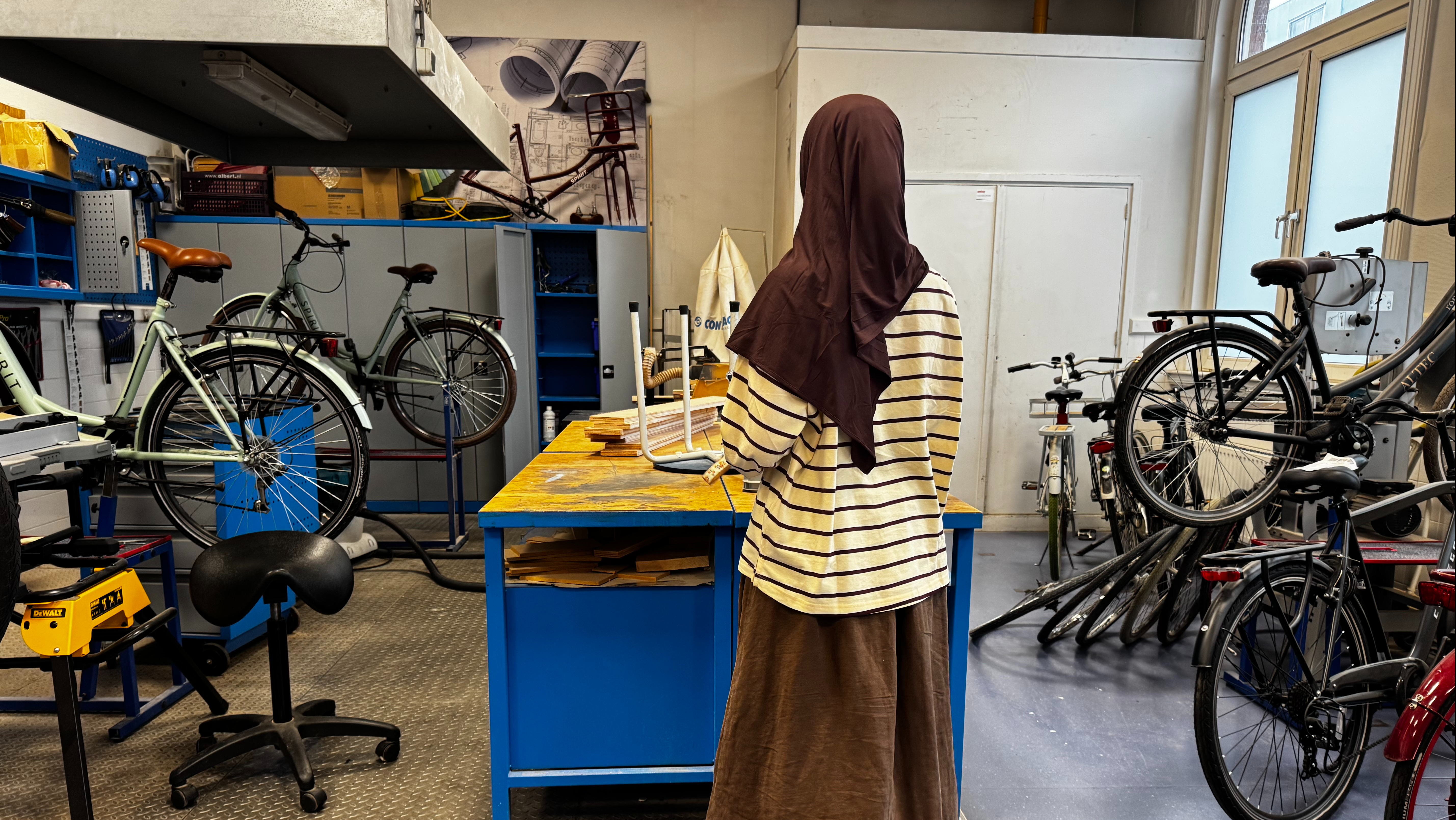 Schoolmaatschappelijk werker Ilham bij het fietsenlokaal