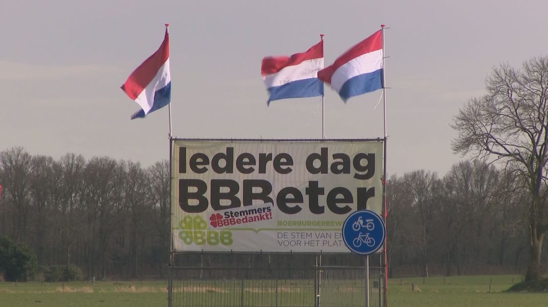 Deze vlaggen bij Raalte wapperen weer in de juiste stand: rood-wit-blauw