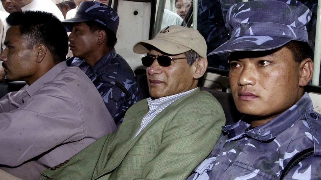 Seriemoordenaar Sobhraj tussen Nepalese agenten in 2004