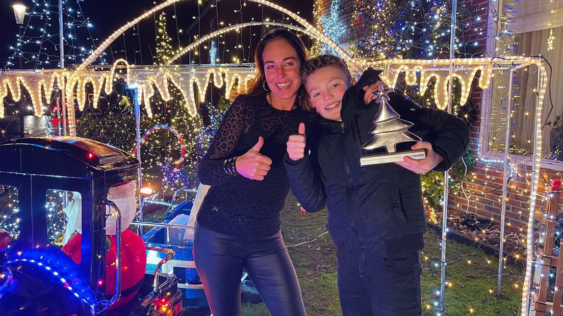 Wendy Oomkes en haar zoon Quinten, winnaars van het mooiste kersthuis van Groningen
