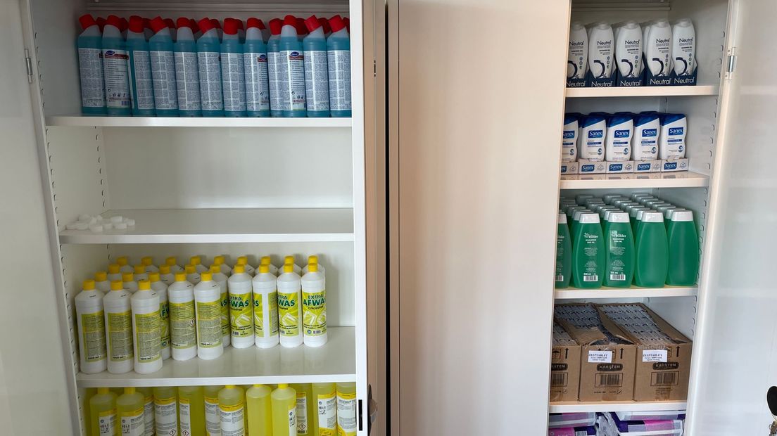 De voorraadkasten in het pand staan vol met eerste levensbehoeften