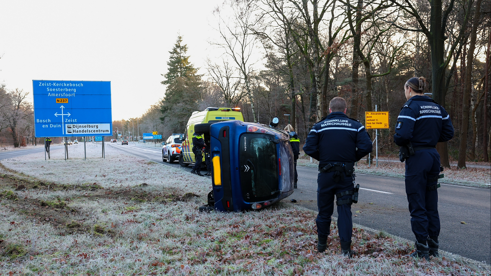 Auto kantelt op gladde weg bij Bosch en Duin