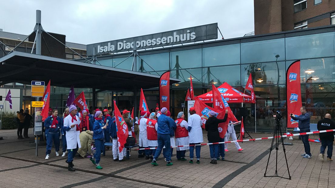 Medewerkers van het Isala Diaconessenhuis in Meppel staken (Rechten: Aaldert Oosterhuis/RTV Drenthe)