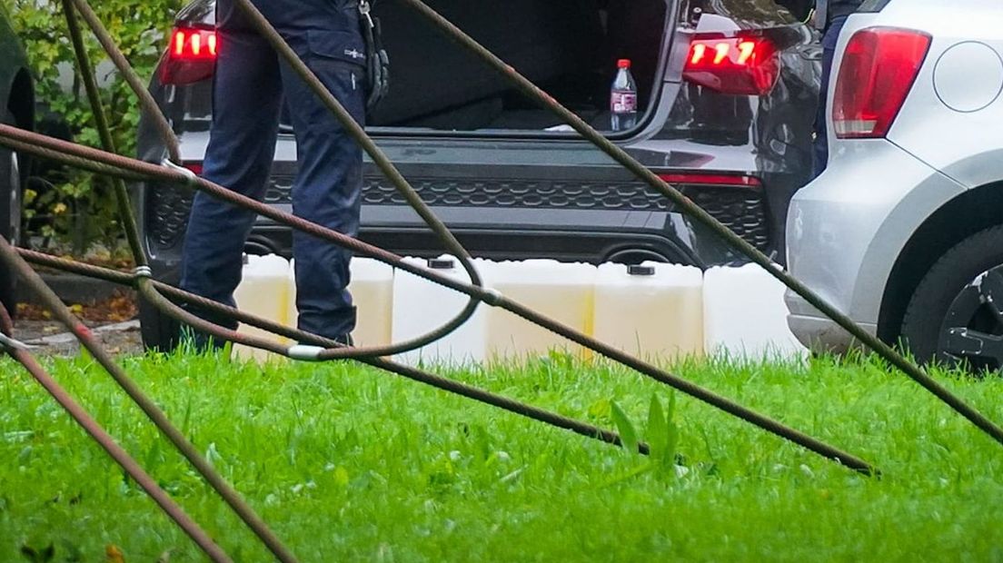 Uit de auto zijn zeker acht jerrycans gehaald.