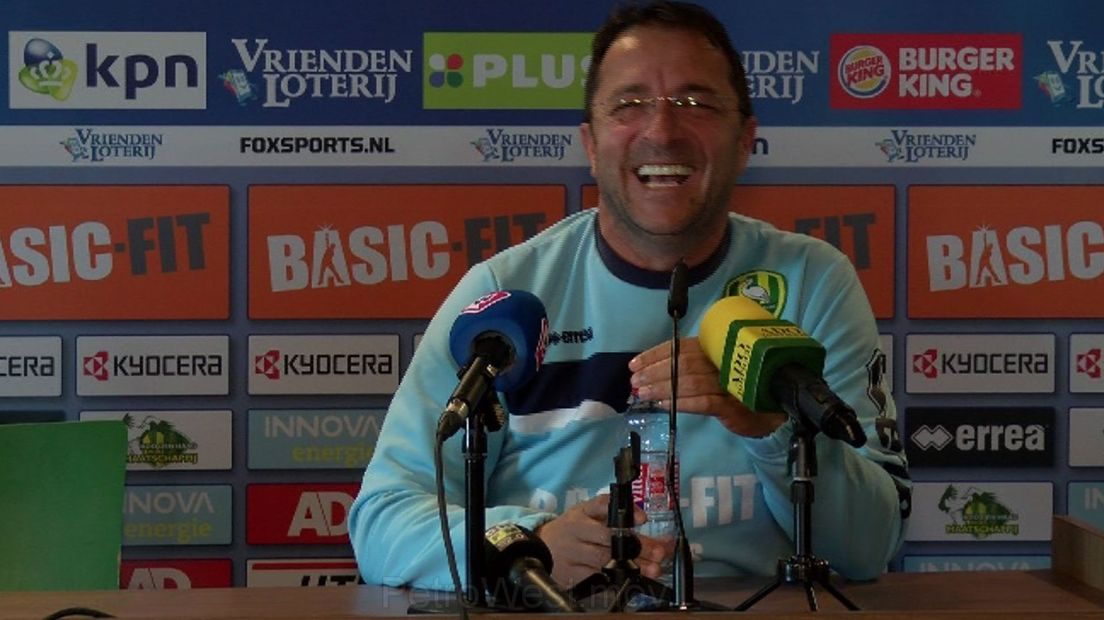 Zeljko Petrovic tijdens de persconferentie (screenshot video)