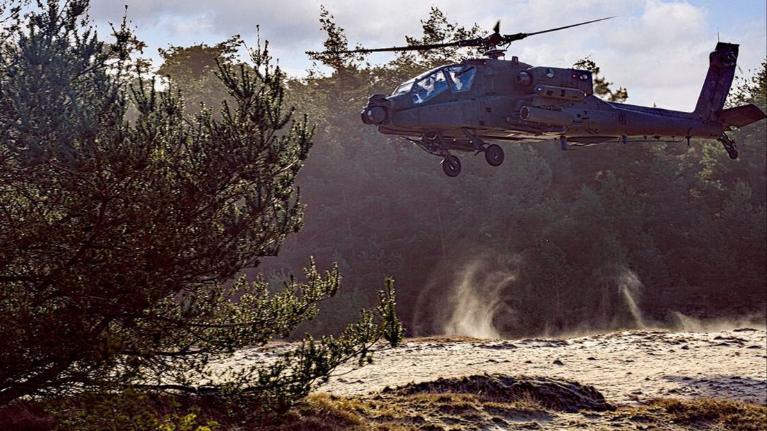 Een oefening met een Apache-gevechtshelikopter bij het Hulshortserzand op archiefbeeld.