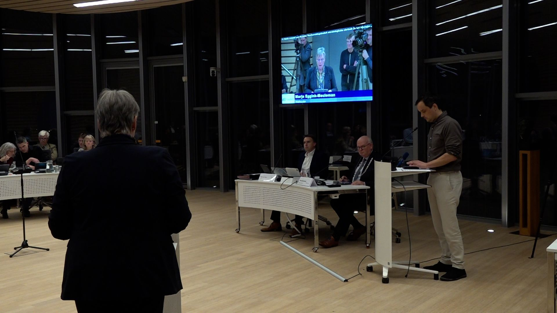 Calle Janssen (r) indiener van de motie en wethouder Marja Eggink op de rug gezien.