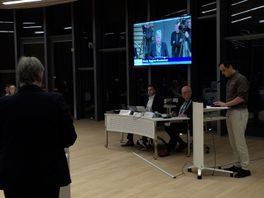 Calle Janssen (r) indiener van de motie en wethouder Marja Eggink op de rug gezien.