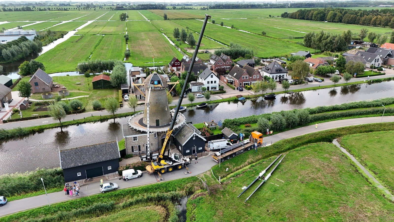Transportbedrijf Van der Vlist vervoerde de 24 meter lange wieken naar Korenmolen de Vriendschap in Bleskensgraaf