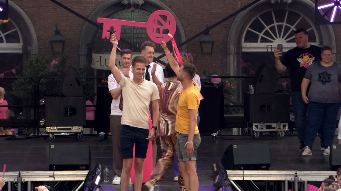 De sleuteloverdracht aan de organisatie van Roze Zaterdag Groningen
