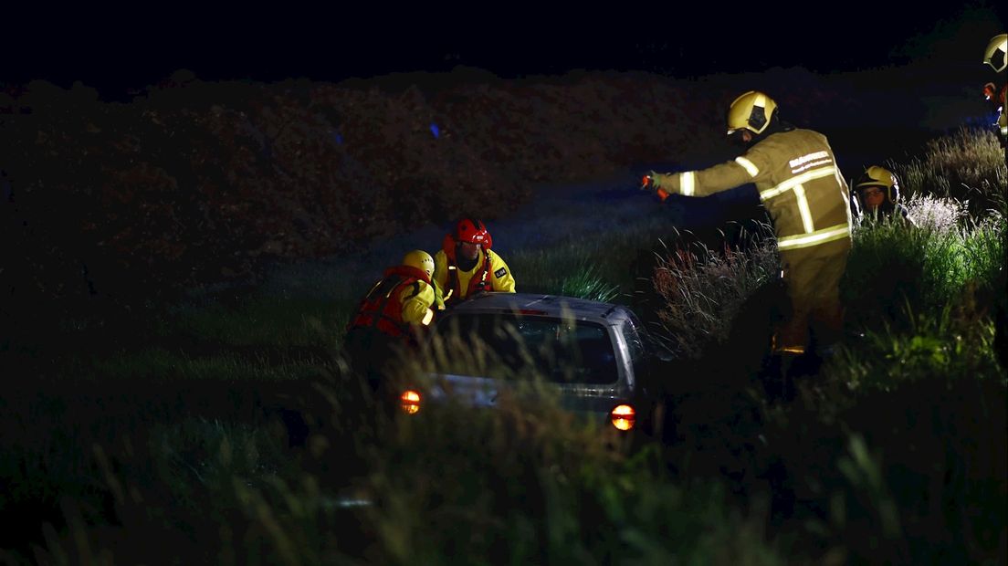 Auto rijdt op bedrijfsbus met aanhanger, één gewonde