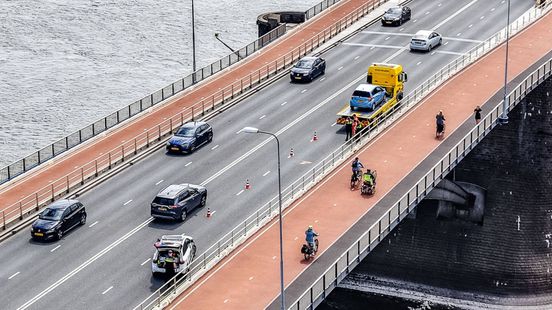 Kop-staartbotsing op de Waalbrug zorgt voor verkeershinder