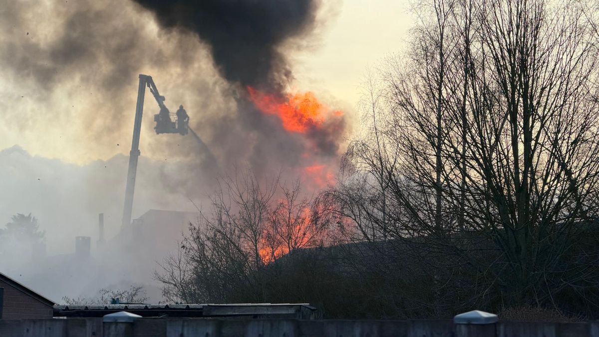 Zeer grote brand in woning en loods Sint Jansteen na uren geblust