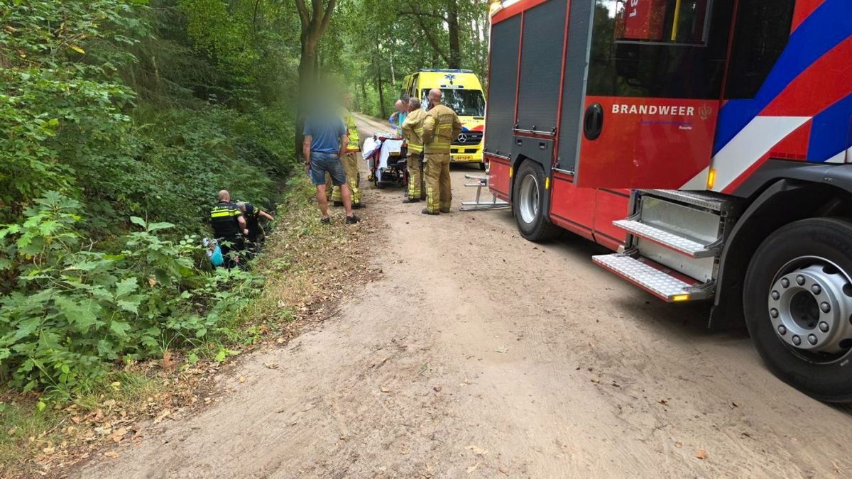 Vrouw slaat over de kop en komt met fiets in sloot terecht