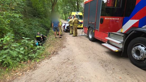 Vrouw slaat over de kop en komt met fiets in sloot terecht Home