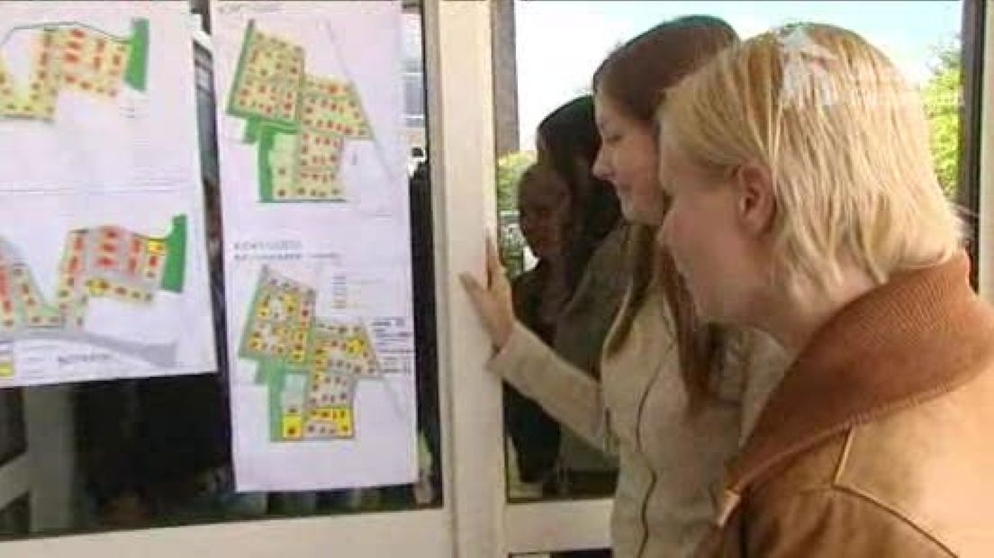 Bij het gemeentehuis van Doetinchem hebben de eerste belangstellenden zich gemeld voor een kavel in de nieuwe wijk Heideslag in Wehl.