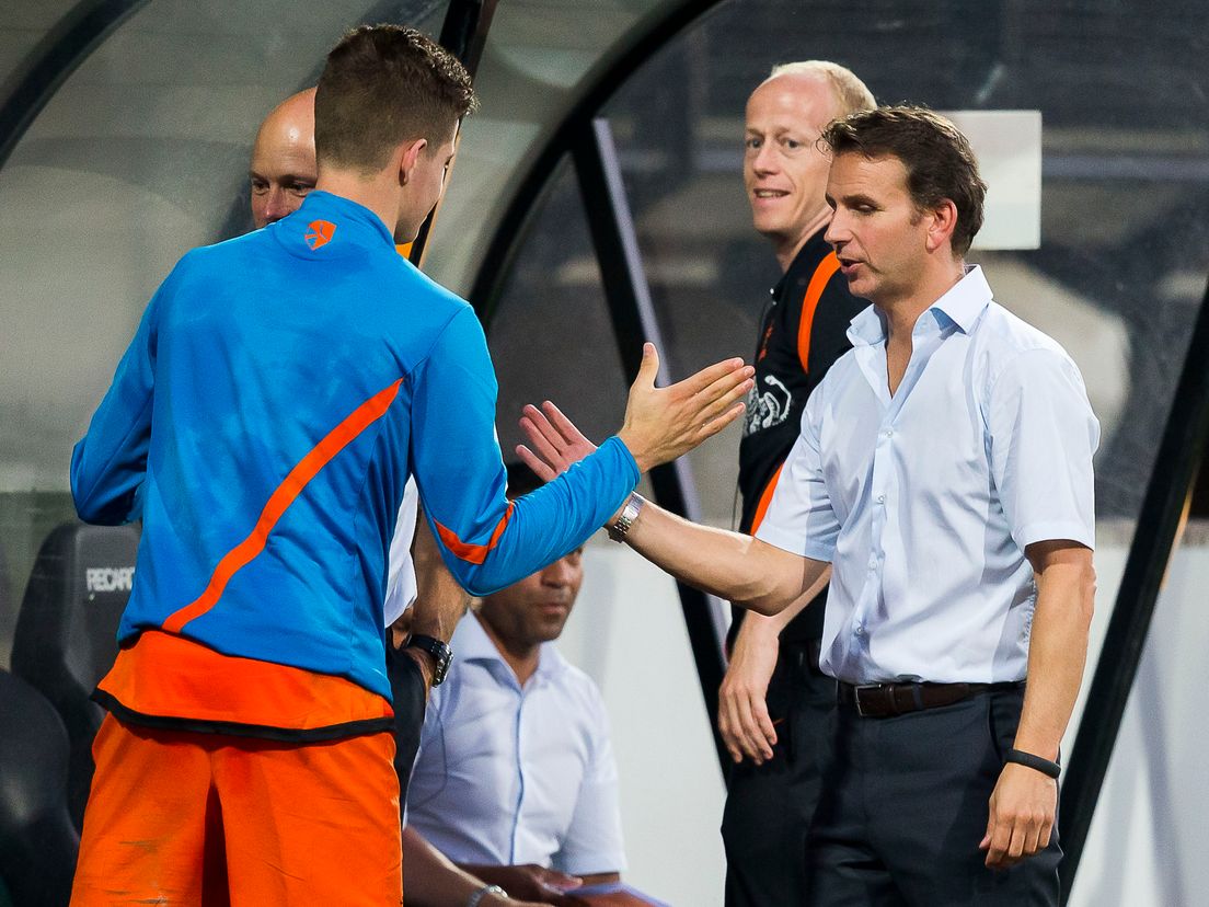 Albert Stuivenberg als coach van Jong Oranje.