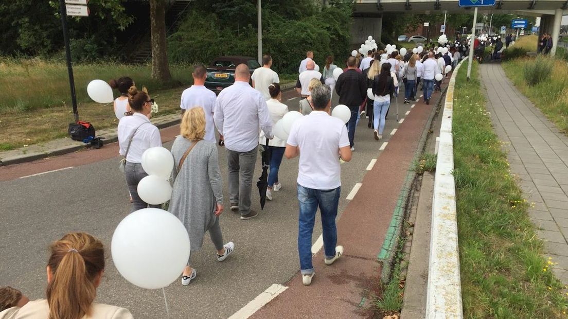 Veel witte ballonnen bij stille tocht voor overleden Almelose Talitha van Limbeek