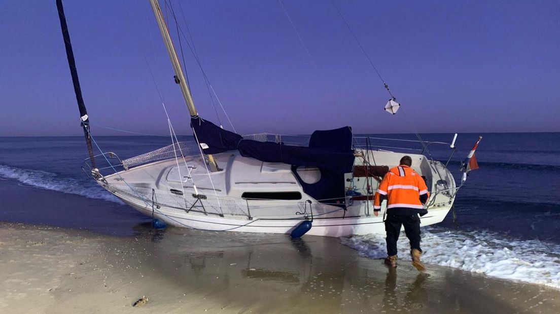 De verlaten zeilboot op het Noordwijkse strand