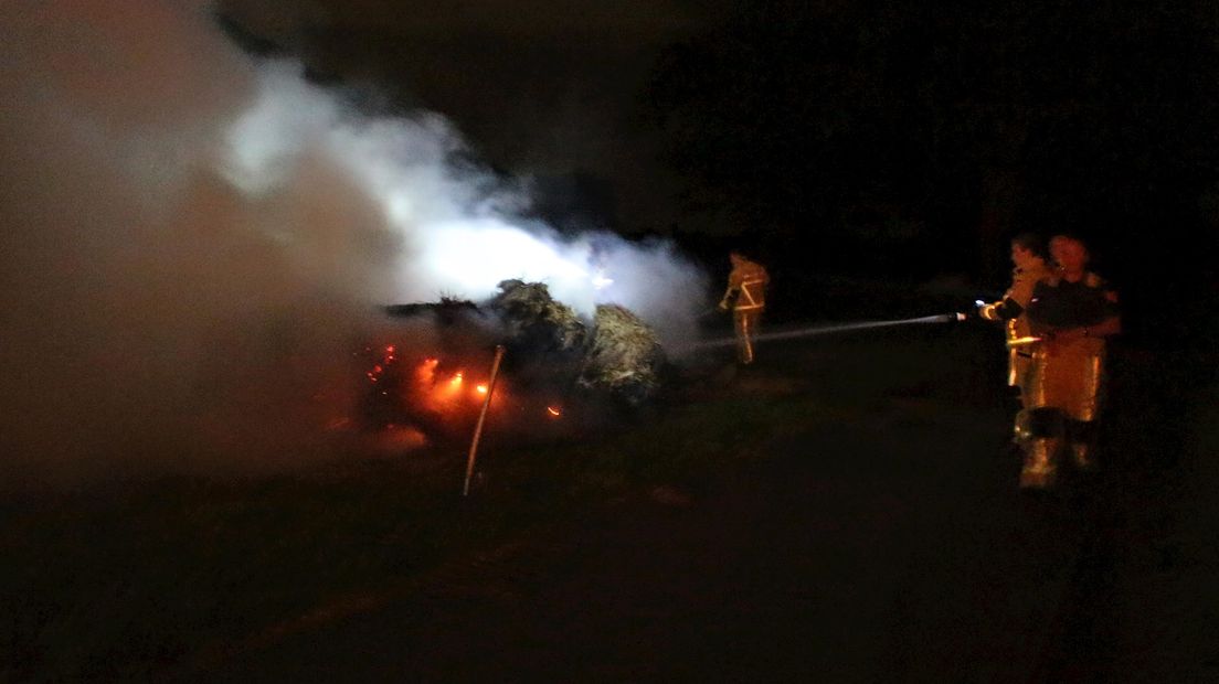 Brandende hooibalen onder viaduct A35 Almelo