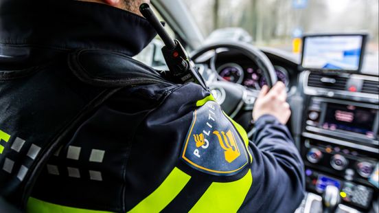 Dronken man denkt dat hij verkeersregelaar is en geeft politieauto stopteken Nieuws
