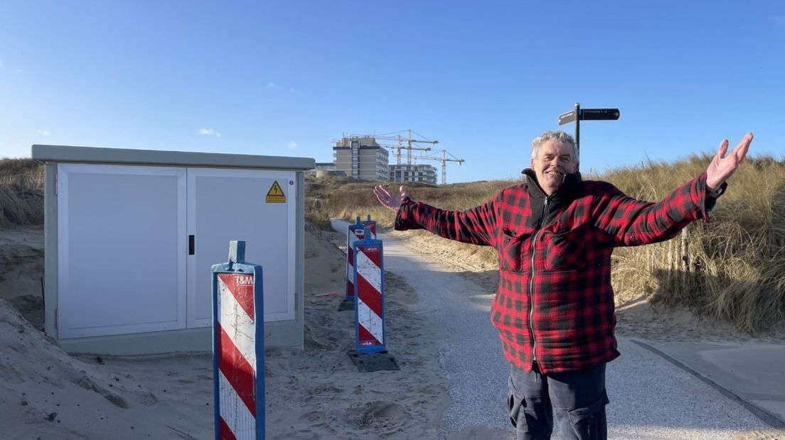 Jan van der Veer bij het transformatorhuisje