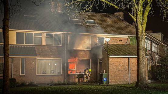 Felle brand in woning, twee mensen naar het ziekenhuis