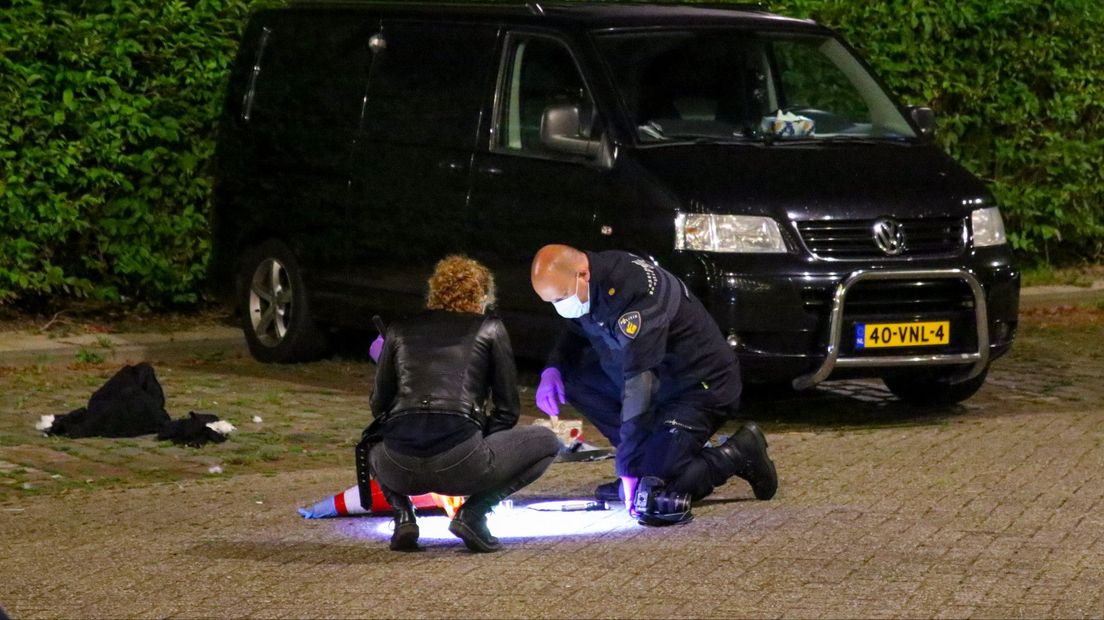 De politie doet onderzoek op de plek van de schietpartij
