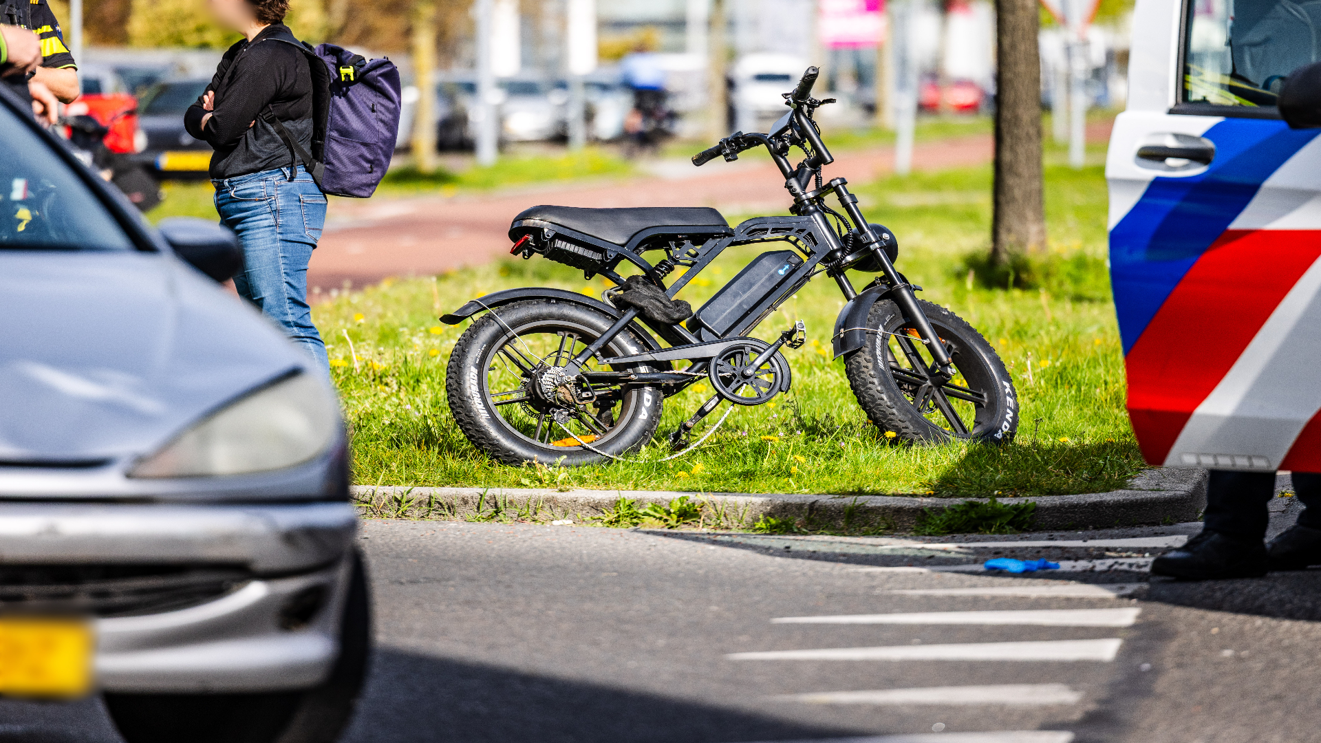 Op de Vierhavenstraat in Rotterdam zijn een auto en fatbike in botsing gekomen.