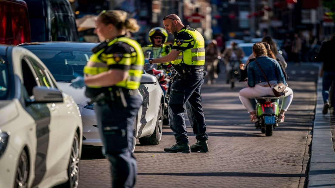 De politie voert een verkeerscontrole uit
