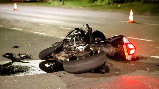 Botsing motor • auto tegen boom. Botsing motor • auto tegen boom.