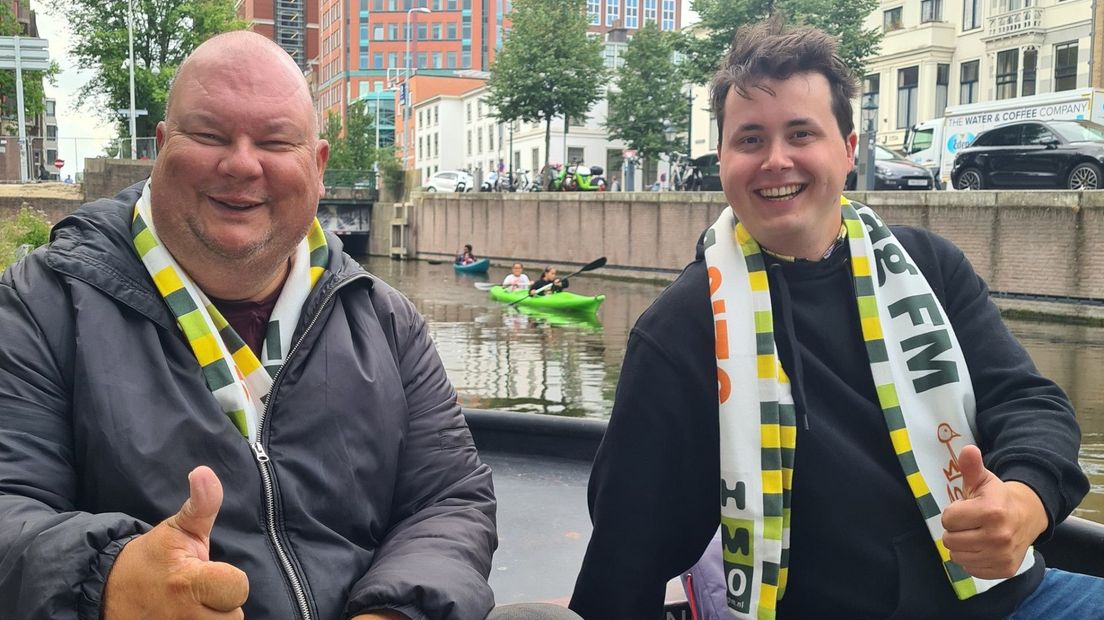Chris Schram en Bob Brinkman tijdens een uitzending vanaf de Willemsvaart (2022)