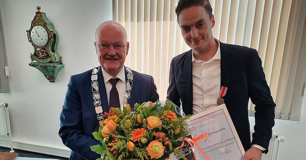 Man die vrouw van spoor redde, krijgt heldenmedaille - RTV Utrecht