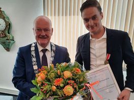 Man die vrouw van spoor redde, krijgt heldenmedaille