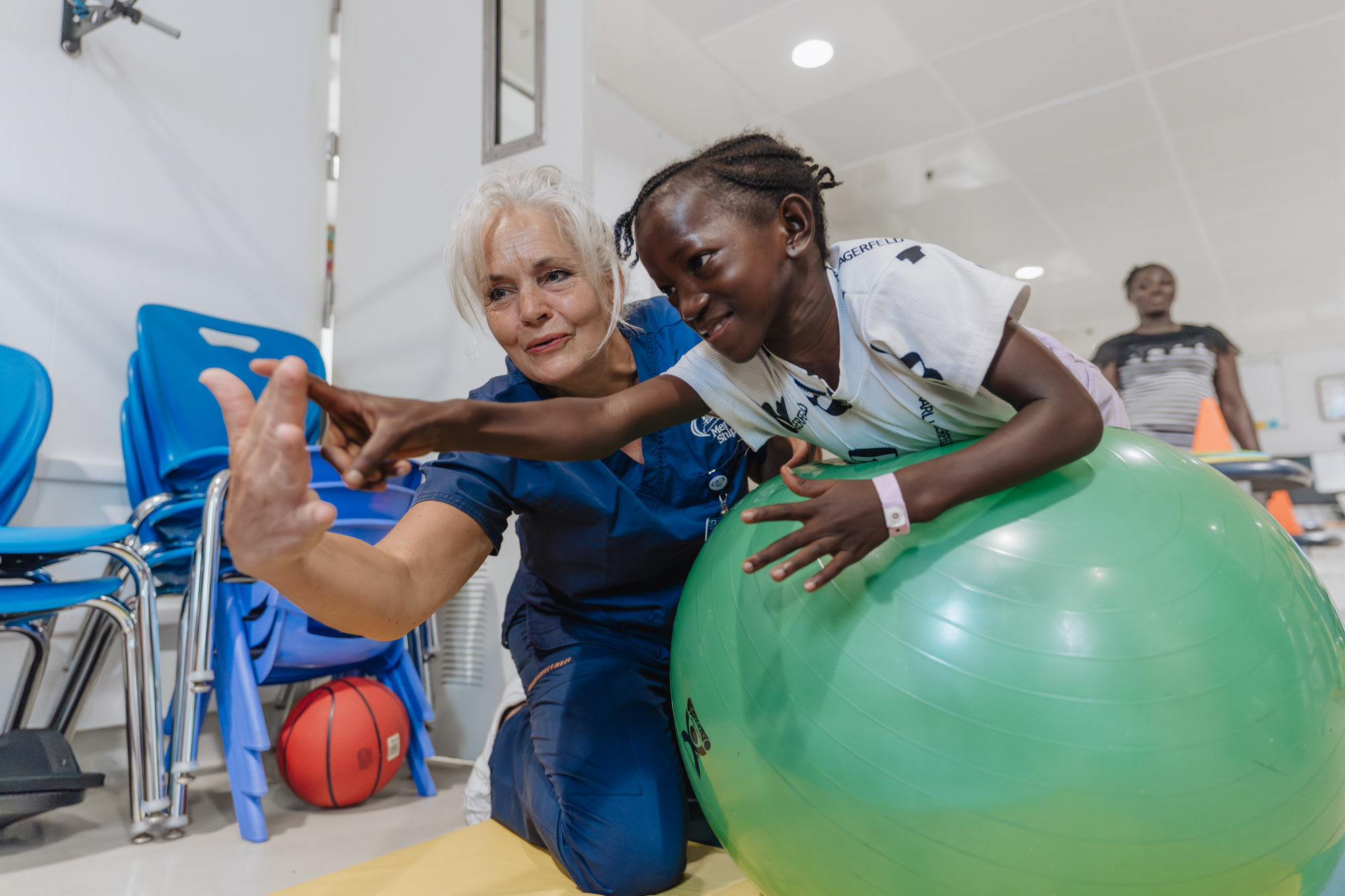 Jouster Sandra holp bern yn Sierra Leone: "Betekent nogal wat"