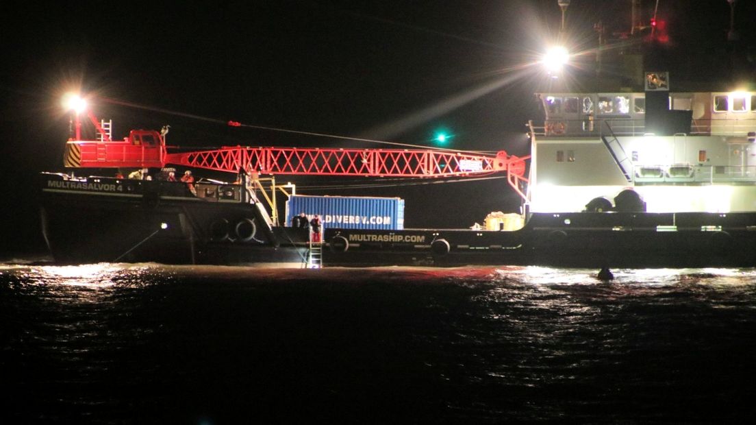 Duikers van Multraship gaan te water om te zoeken naar vermiste drenkeling op gezonken binnenvaartschip