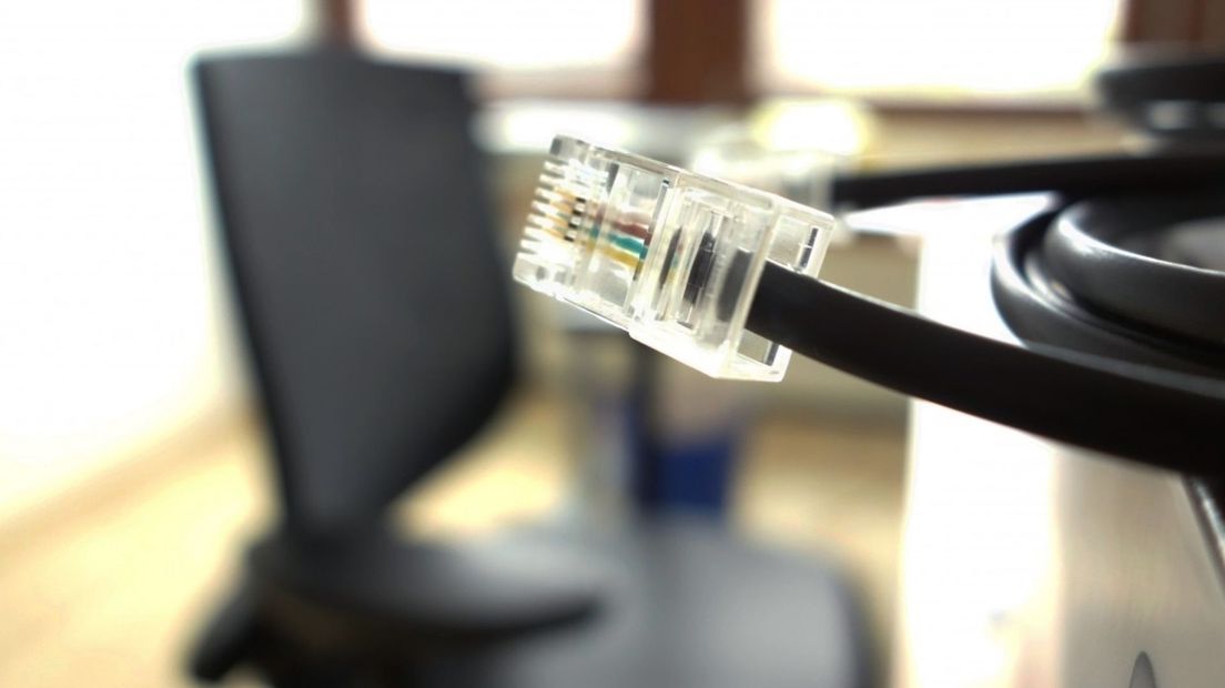 Internetkabel voor computer met zwart scherm