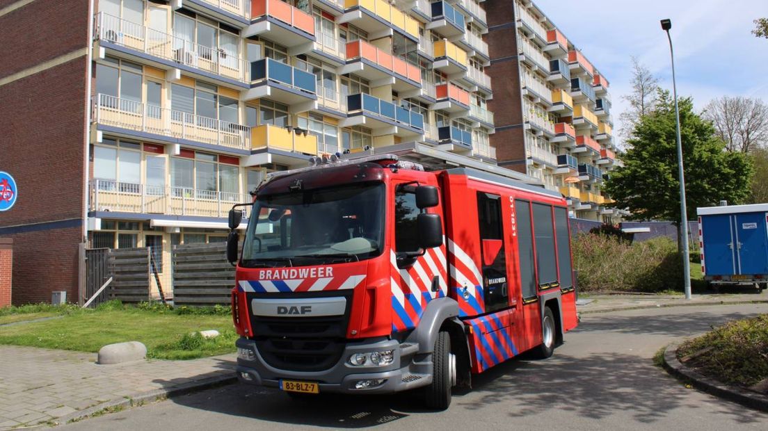 De brandweer bij de woningen in Lewenborg