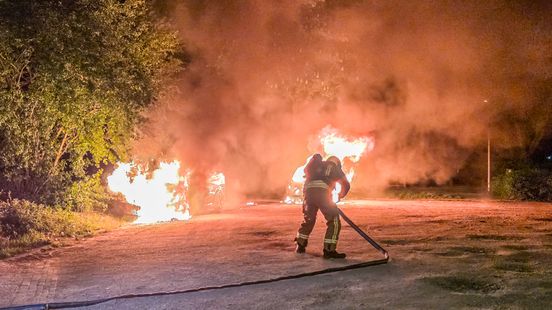 Twee auto's van café gaan in vlammen op in Dordrecht