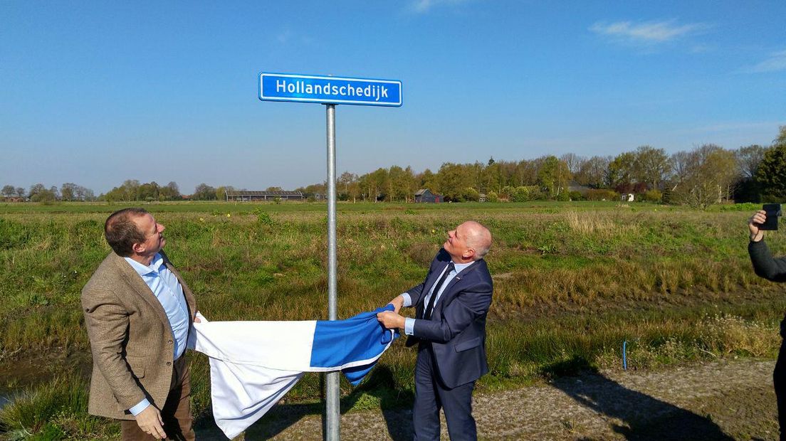 Wethouder Erwin Slomp (l) van de gemeente Hoogeveen onthult samen met gedeputeerde Henk Brink van de provincie Drenthe de naam van de nieuwe rondweg (Rechten: RTV Drenthe/Erwin Kikkers)