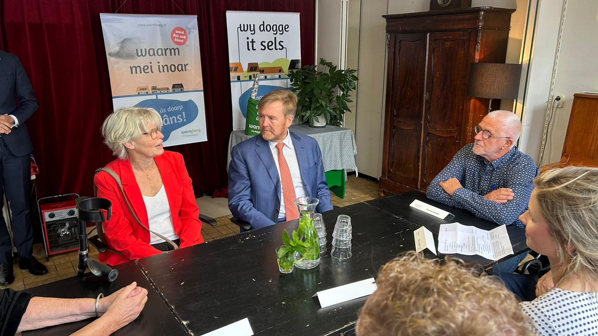 Kening Willem-Alexander yn petear mei Hegemers oer Warm Heeg
