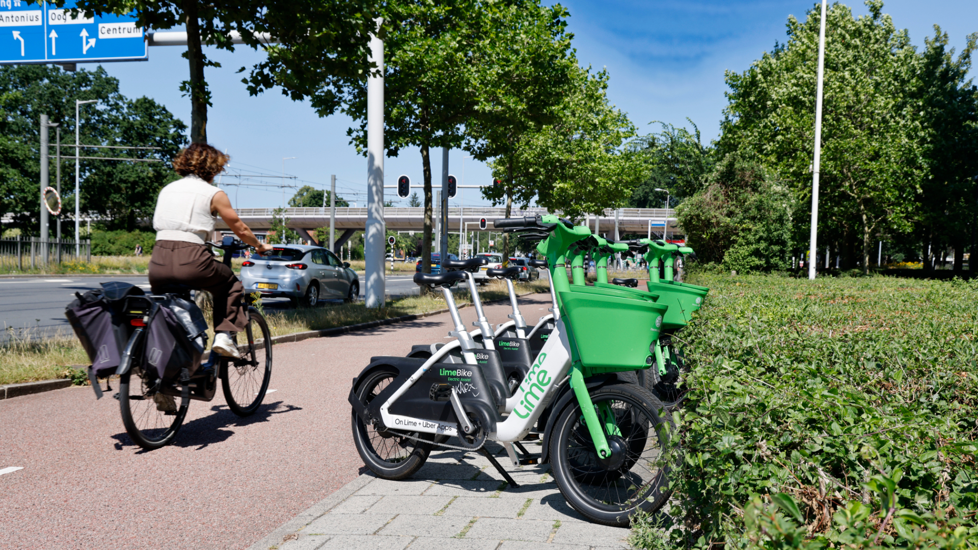 Lime-deelfietsen worden massaal gebruikt, wel 2500 boetes uitgedeeld