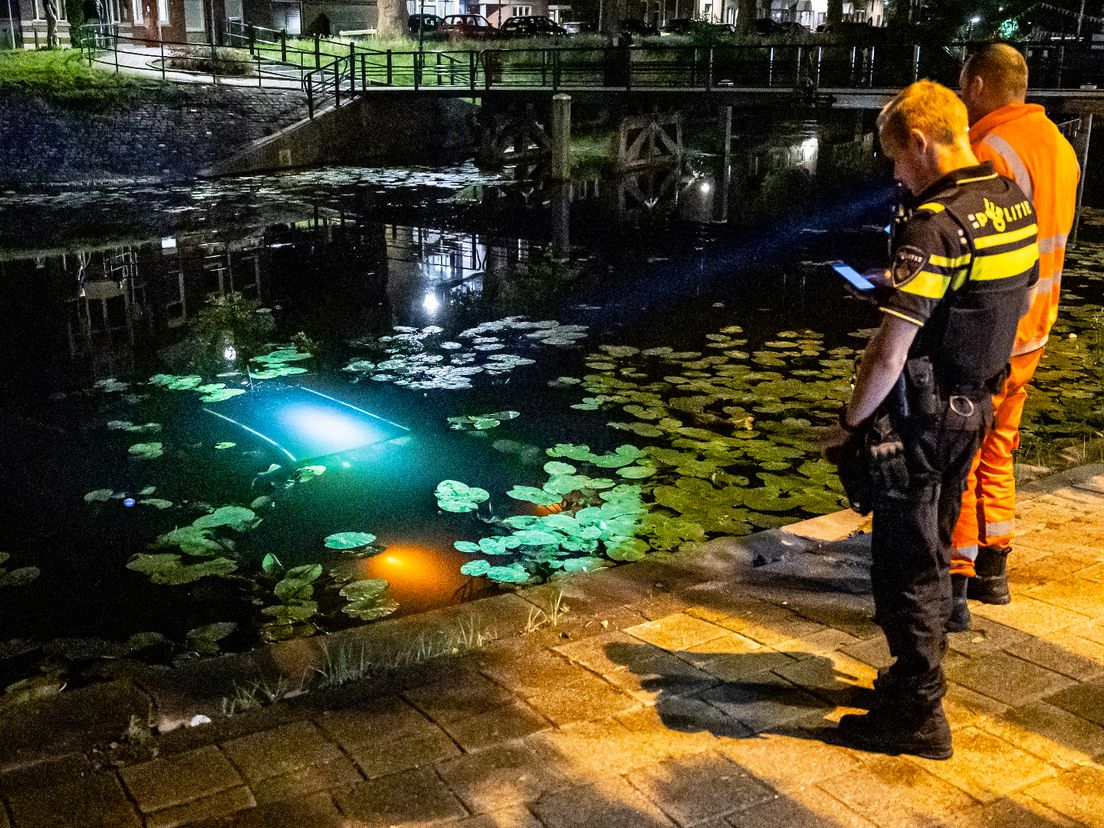 De auto verdween vrijwel helemaal onder water