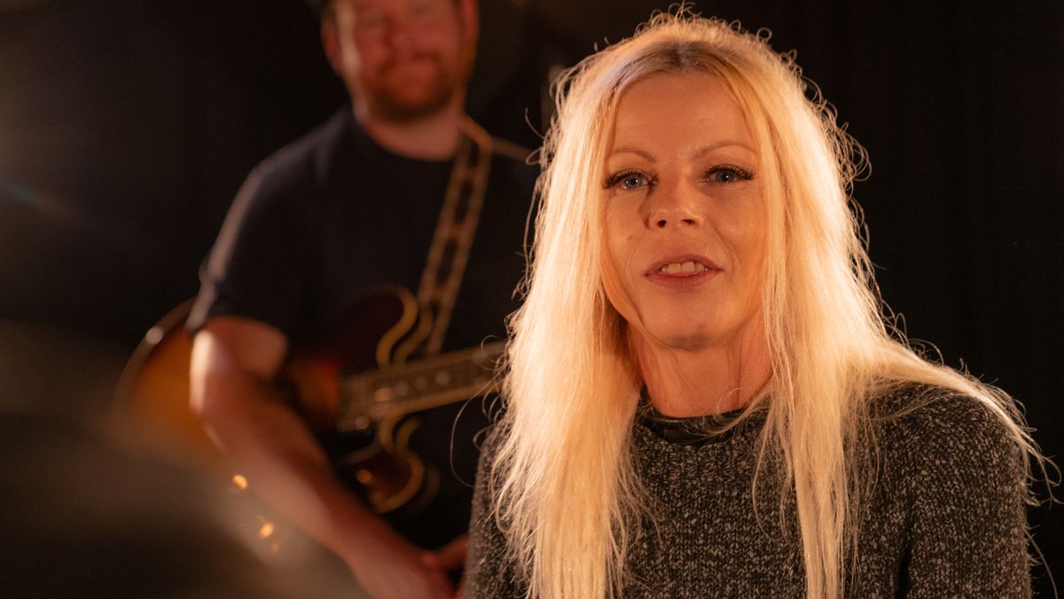 AJ Plug zingt nasleep van kanker van zich af op nieuw album 'Underneath your Skin'