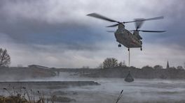 Terugkijken: Helikopters dichten gat in dam met grote stenen
